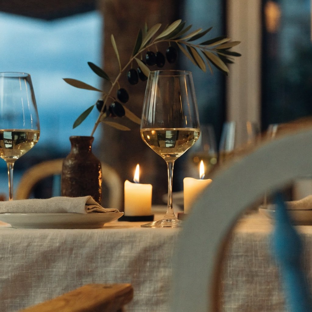 Gedeckter Tisch am Abend
